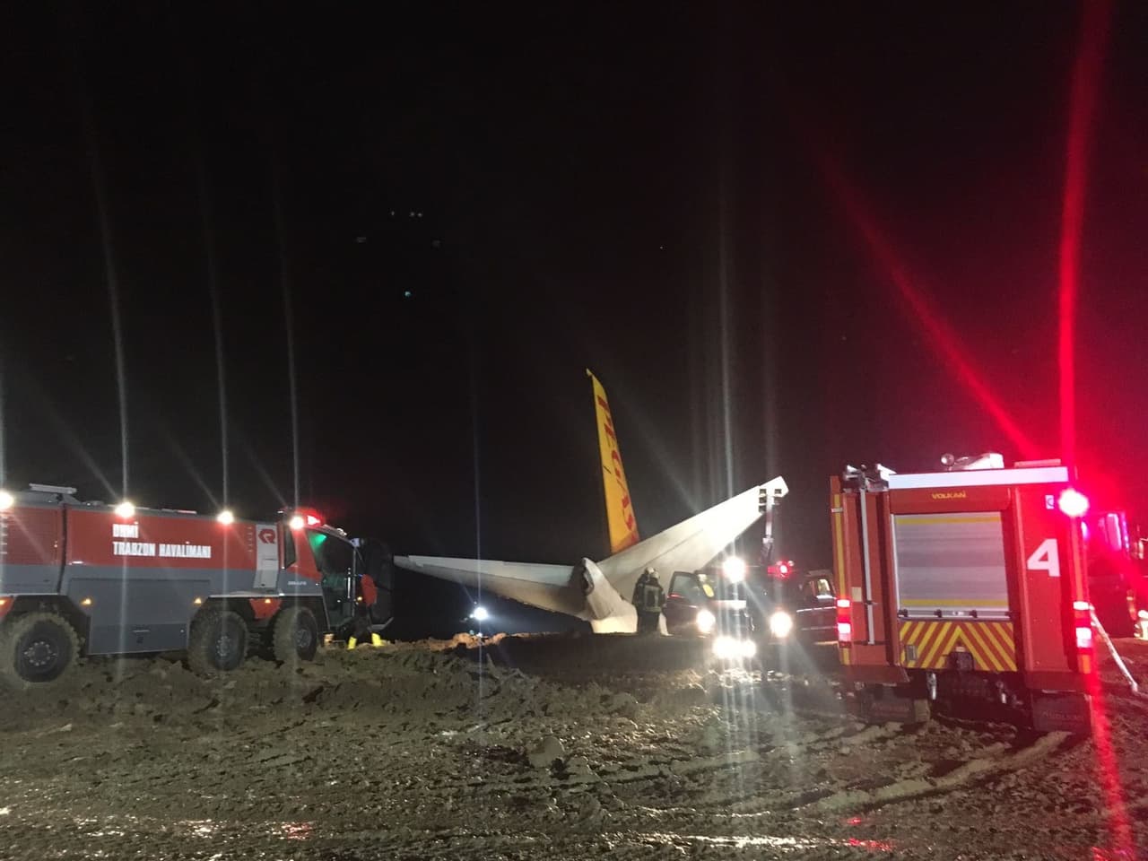 Una imágen de la cola delñ avión en horas de la madrugada, poco después de que ocurrió el accidente. Pasajeros dijeron a la agencia de noticias oficial Anadolu que "no hay palabras" para describir el miedo que los pasajeros que estaban a bordo sintieron al momento del accidente.