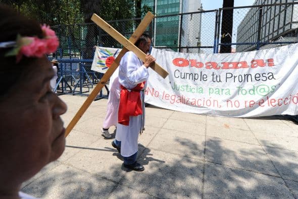 Un grupo de activistas de los derechos de los migrantes representó este viernes escenas del Vía Crucis ante la embajada de Estados Unidos en México, para reclamar al presidente Barack Obama que cumpla su promesa de promover una reforma migratoria.