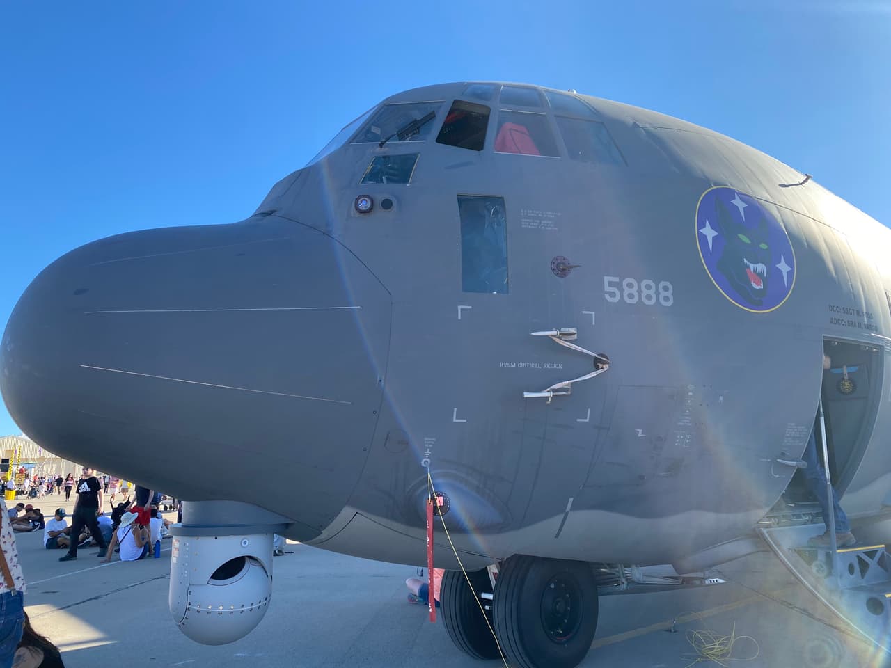 Este avión, un C-130 tiene 80 horas de vuelo, los asistentes tuvieron la oportunidad de ingresar y recorrer la aeronave.