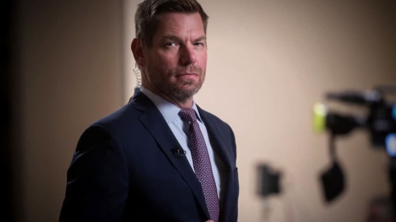 Caso Eric Swalwell: Lo que sabemos de las cinco denuncias que frenaron sus aspiraciones políticas