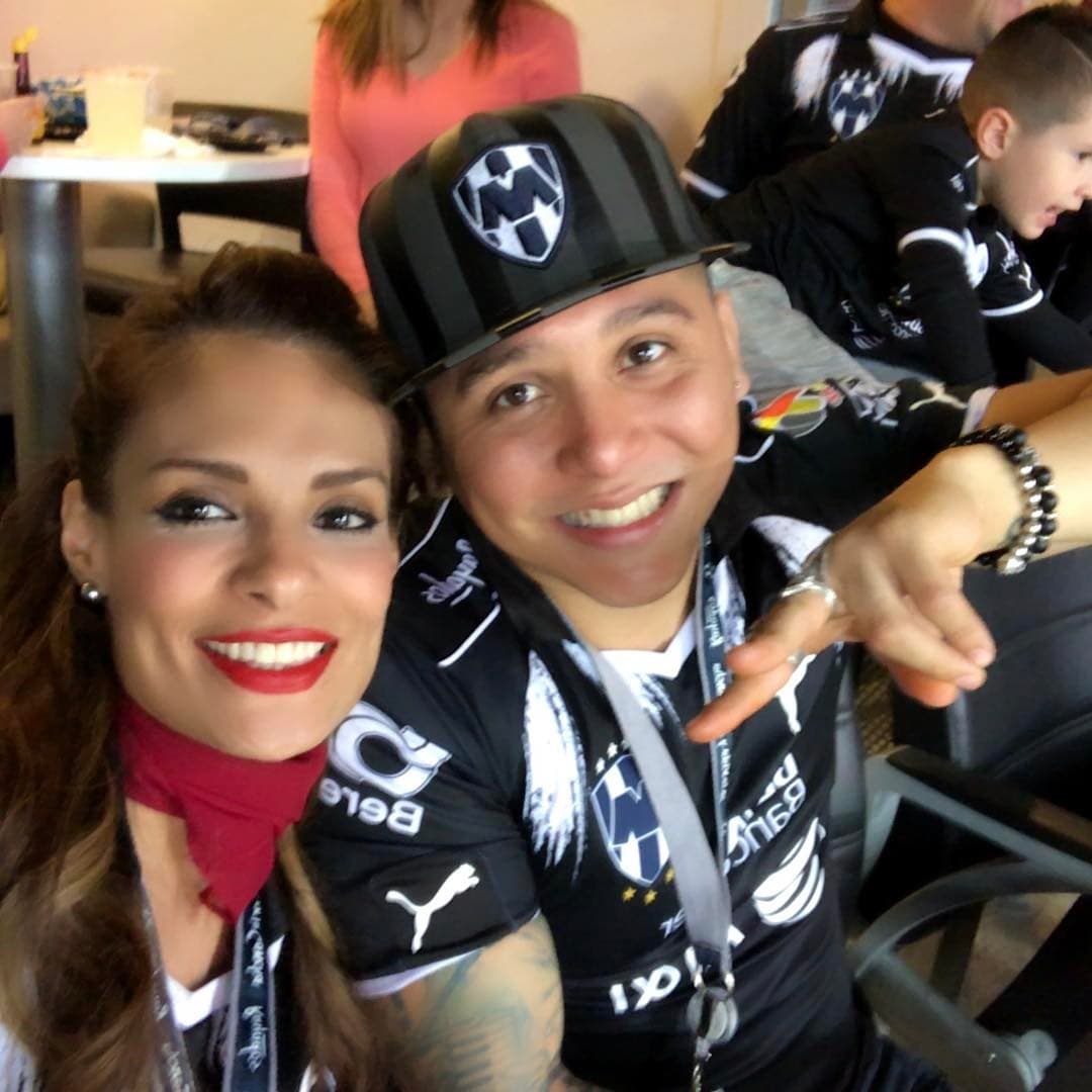 La relación de Edwin y Kimberly se vio envuelta en la polémica desde el inicio, ya que en ese entonces el vocalista de la banda La Trakalosa de Monterrey estaba casado con la actriz Alma Cero.