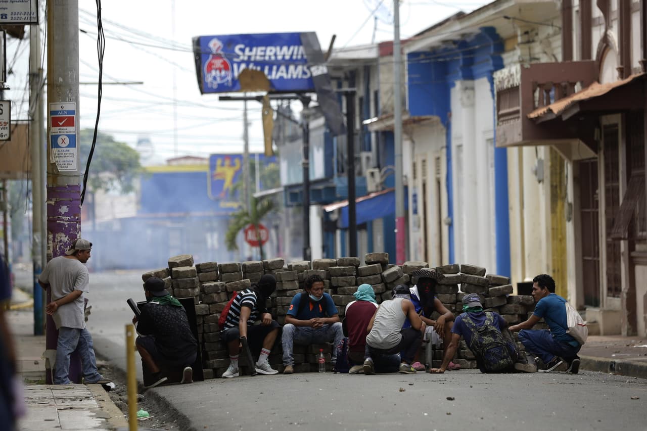 NI39. MASAYA (NICARAGUA), 02/06/2018.- Jóvenes participan en una protesta hoy, sábado 2 de junio de 2018, en la ciudad de Masaya (Nicaragua). Un nuevo enfrentamiento entre agentes de la Policía Nacional y grupos afines al Gobierno de Nicaragua con estudiantes universitarios y civiles dejó hoy al menos un muerto y 22 detenidos, según denunció el opositor Movimiento Estudiantil 19 de Abril. EFE/Bienvenido Velasco