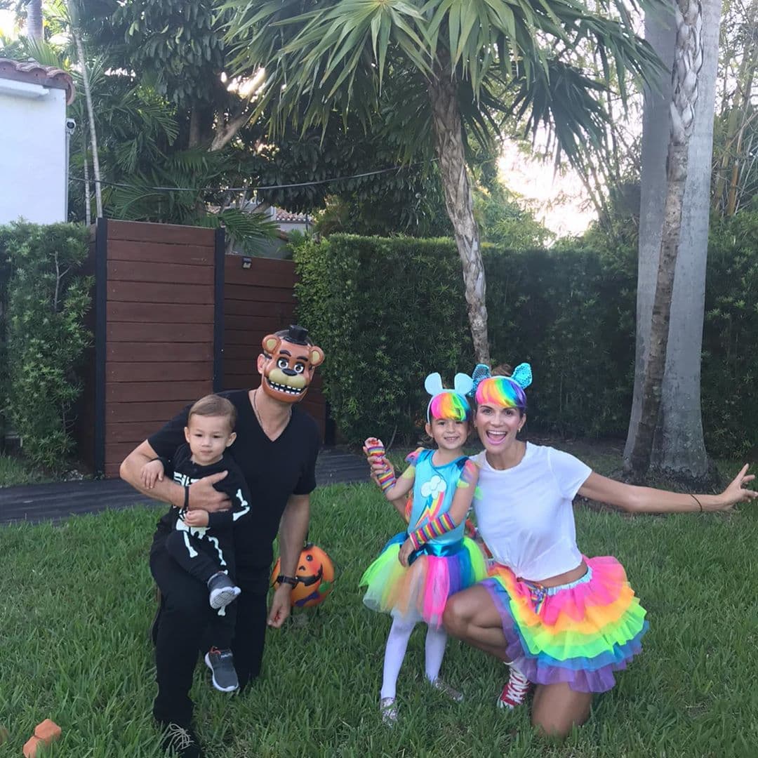 Madre e hija estaban vestidas con un lindo atuendo en el que destacaban bellos tonos neón. Alan y Liam prefirieron personajes clásicos.