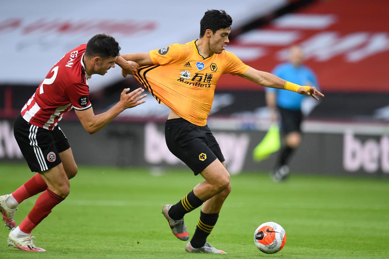 Durante la primer mitad, la actuación de Raúl Jiménez fue destacada: hacía cambios de juego, iniciaba los ataques y recuperaba el balón.