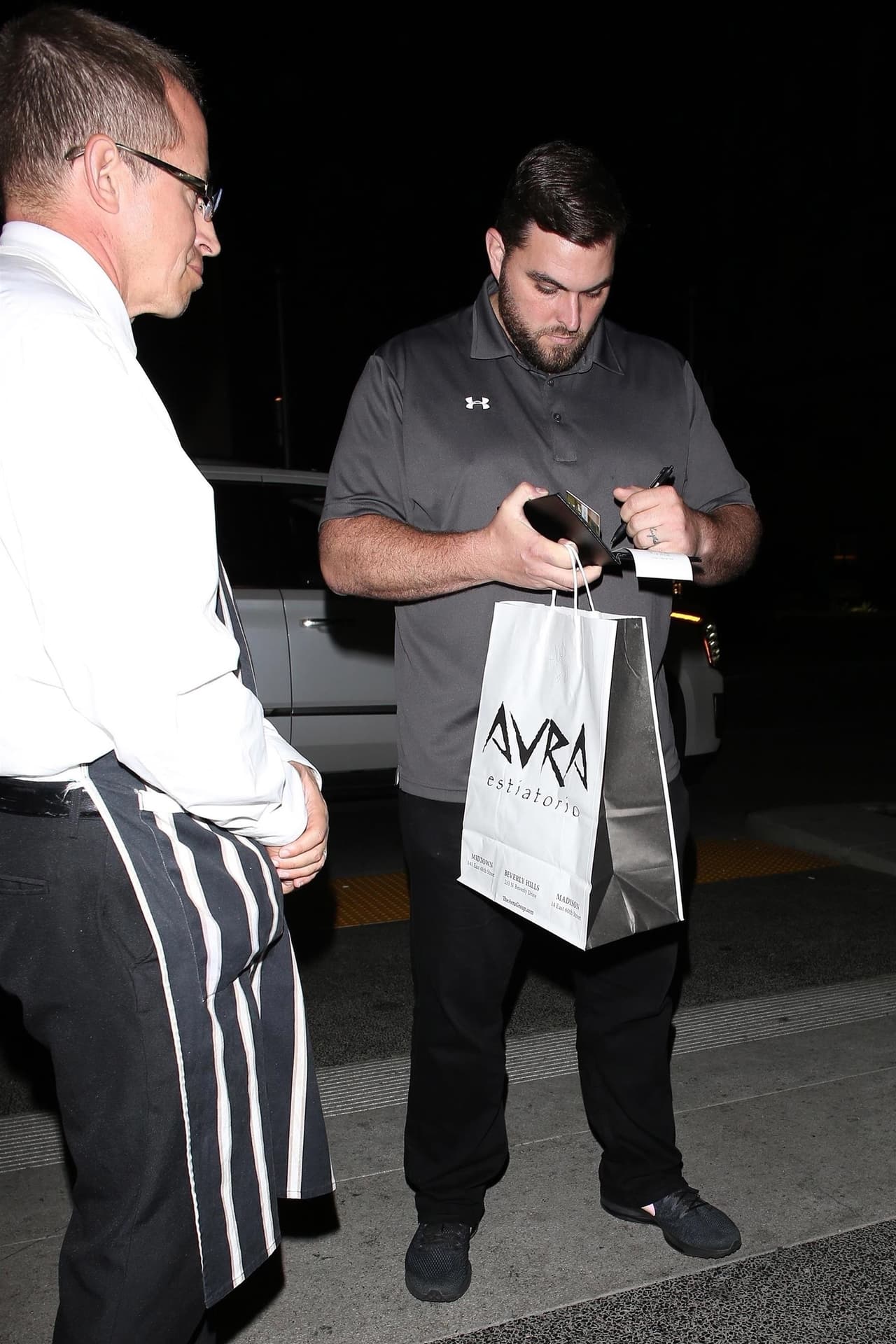 Menos mal que lo detuvieron a tiempo y se pudo resolver la situación. Dinero para pagar comida, no les faltaría a la artista de 49 años y el expelotero de 43.