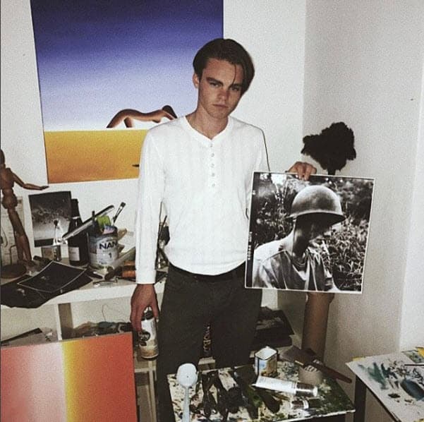 Es sueco, se dedica a modelar y es muy parecido al actor cuando era más joven.