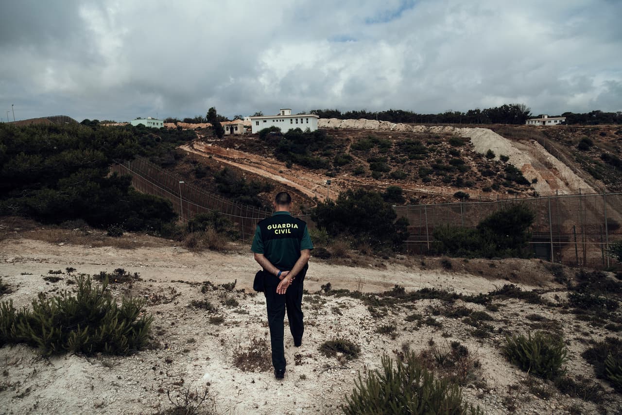 Una valla casi impenetrable de alrededor de cuatro millas y media y 18 pies de alto rodea el enclave español a través de áridas colinas africanas. Es custodiada por la Guardia Civil Española.