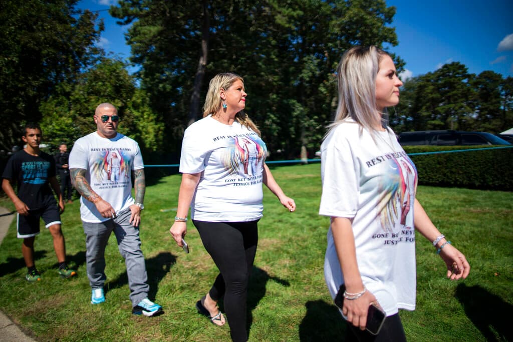 Varias personas esperan su turno para entrar al recinto, en Nueva York.