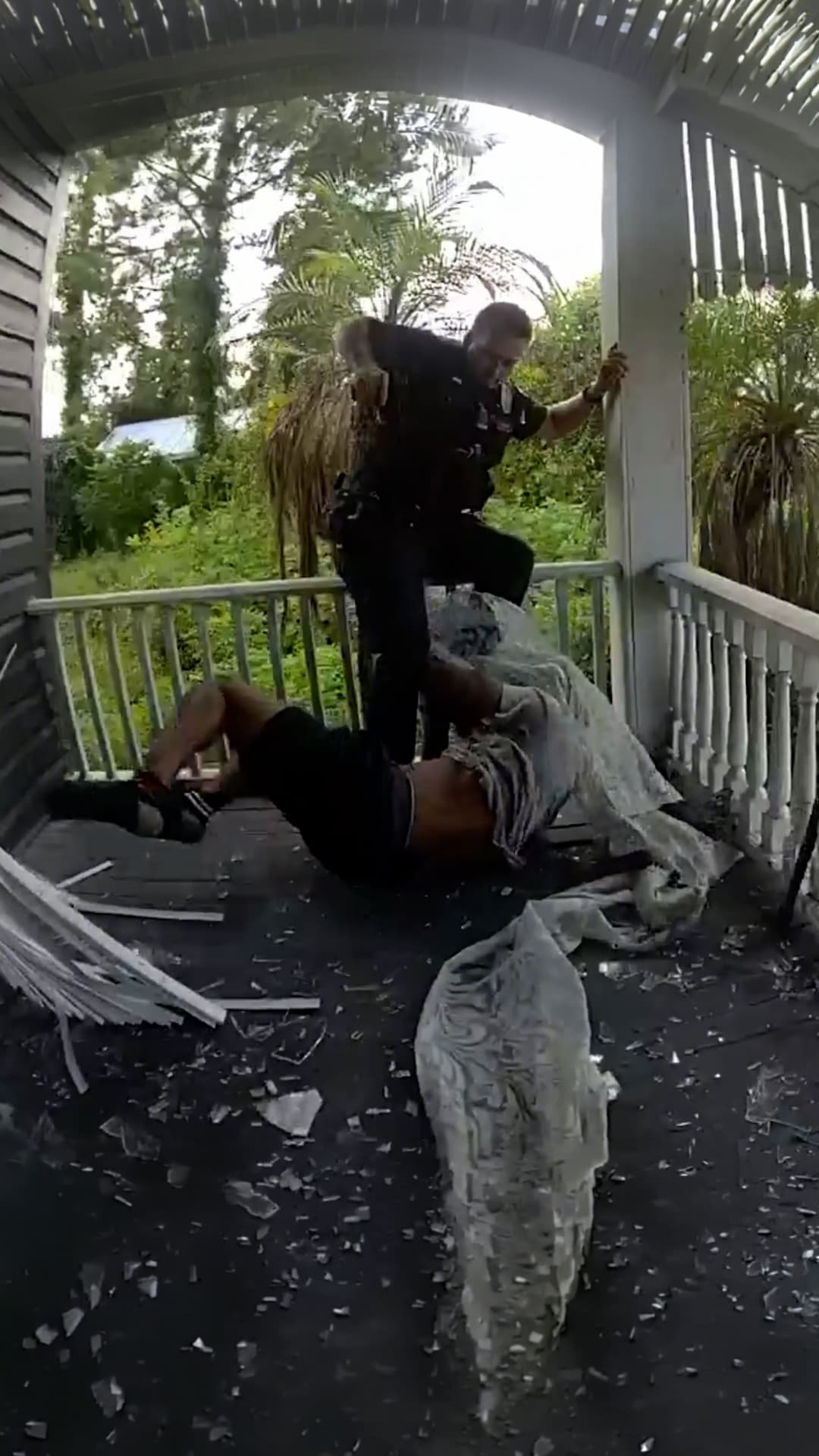 Persecución en Florida: Hombre intenta escapar por una ventana y termina detenido