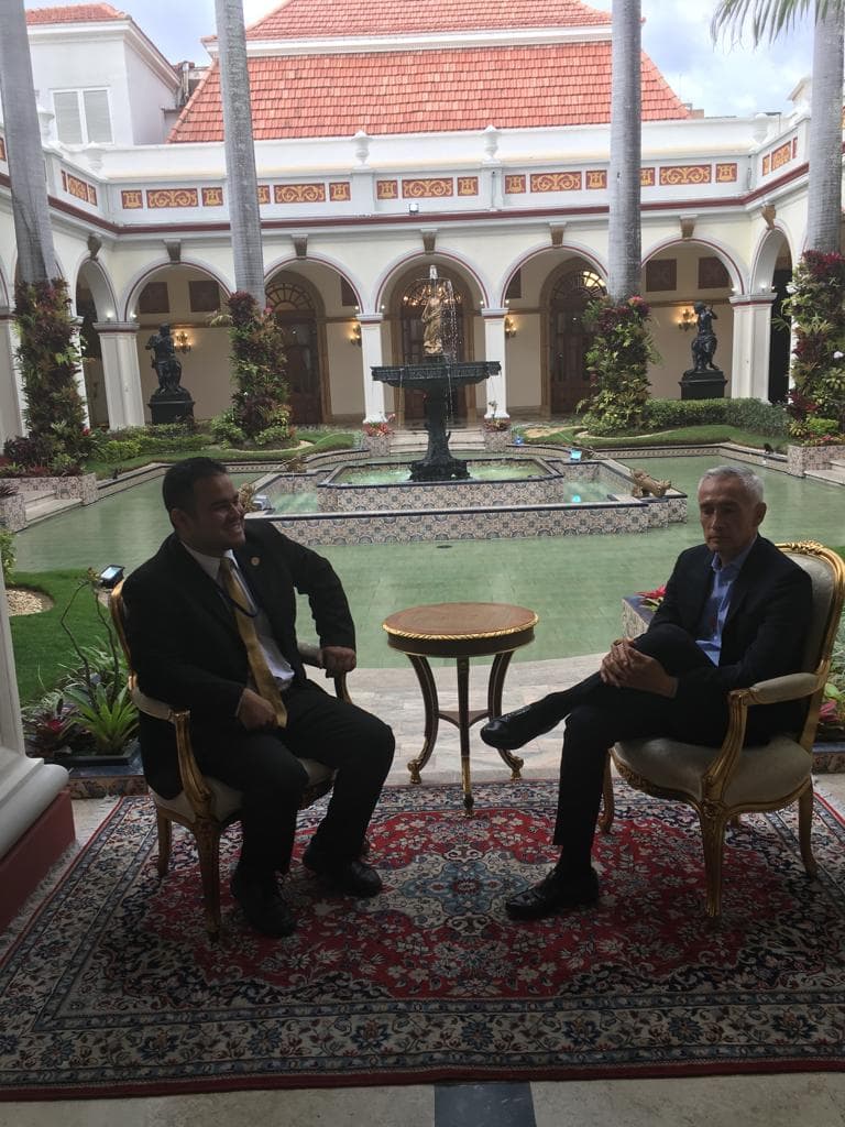 Esta imagen fue tomada poco antes de que comenzara la entrevista de Ramos a Maduro.