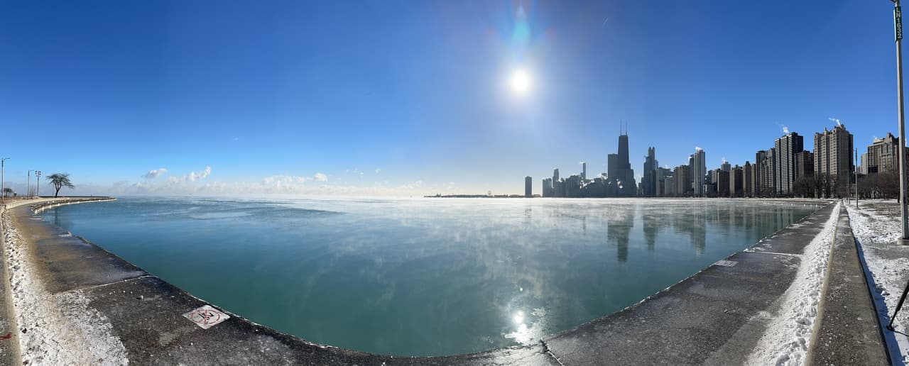 El humo que se ve sobre el lago Michigan es en realidad vapor de agua, el cual se forma cuando 
<b>el aire que sopla es muy frío y se mueve sobre agua que es más cálida</b>.