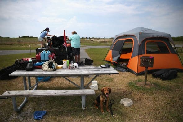 Scott Brooks y Hannah Thomas de Boston levantan su campamento ante el anuncio de que la tormenta Arthur podría convertirse en huracán.