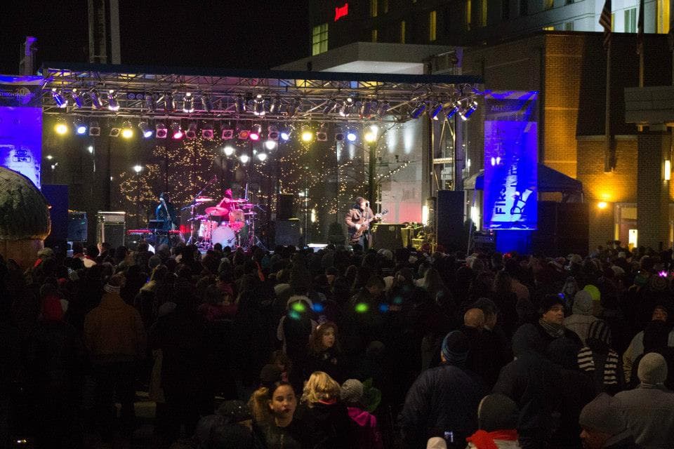 Las actuaciones y actividades continuarán durante toda la noche en múltiples lugares en el centro de Raleigh.