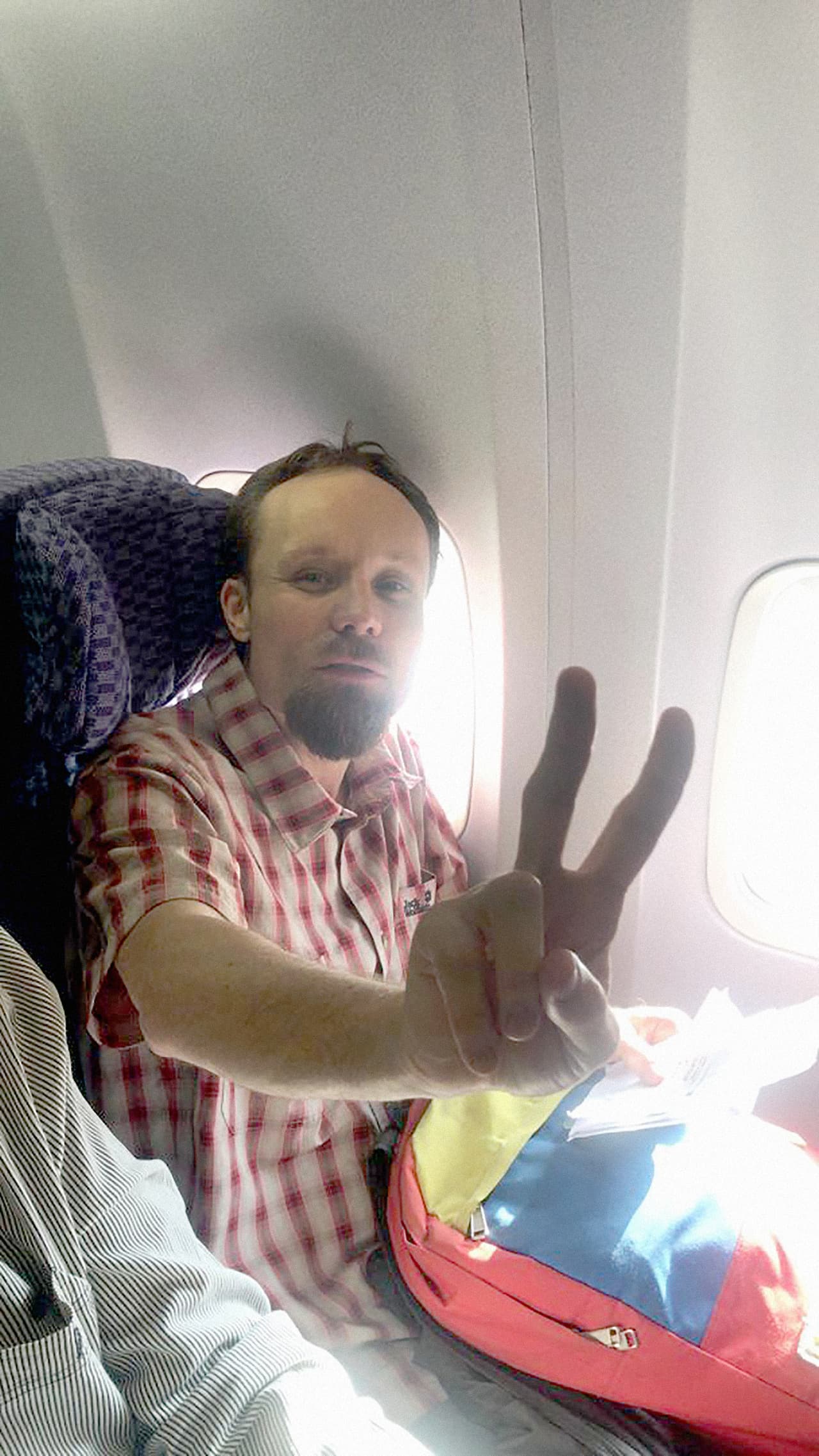 <b>Billy Six,</b> periodista alemán. Fue detenido el 17 de noviembre de 2018 en la Península de Paraguaná, a unas 240 millas al oeste de Caracas. Según un informe de Espacio Público, una ONG que registra las violaciones de los derechos humanos de periodistas y los asiste legalmente de forma gratuita, Six estaba siendo investigado por espionaje rebelión y violación de zonas de seguridad. El 15 de febrero de 2019 fue excarcelado y una juez le impuso un régimen de presentación. El domingo 17 de marzo logró tomar un avión desde Venezuela hacia Alemania (en la fotografía).