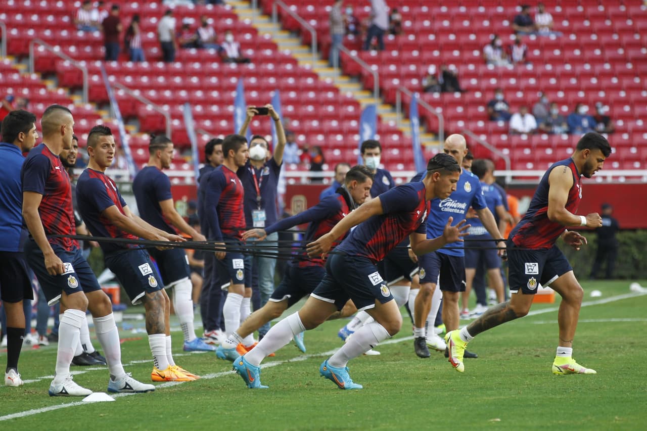 Chivas comenzó ganando con gol de Ángel Zaldíver, pero Rayados reaccionó y con goles de Gallardo, Vegas y un ‘osote’ de Miguel Jiménez terminó por vencer y hundir a un Guadalajara que podría quedarse sin DT.