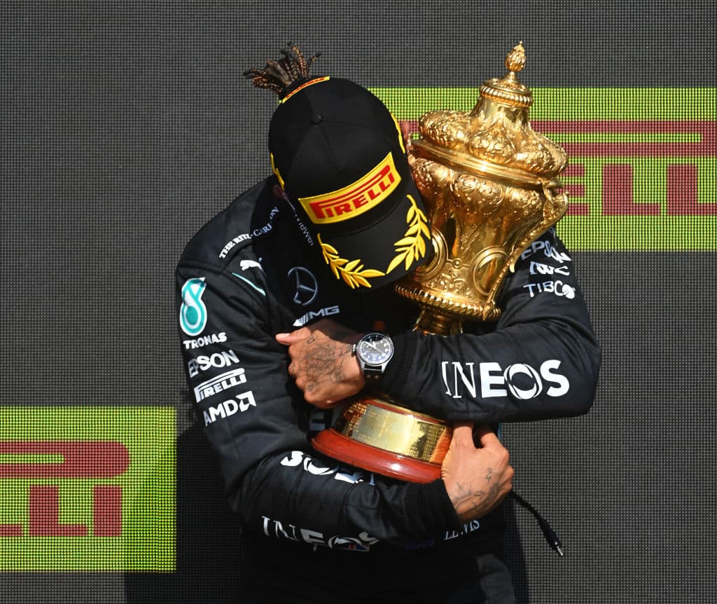 Termina el Grand Prix de Gran Bretaña con un mal sabor de boca. Lewis Hamilton se lleva el podio en casa a pesar de haberle chocado la monoplaza a Max Verstappen de Red Bull y dejarlo fuera de la contienda. Charles Leclerc logra su primer podio en segunda posición y Valtteri Bottas se queda con la tercera plaza. El piloto mexicano Sergio Pérez le roba un punto a Hamilton pero queda en 16.