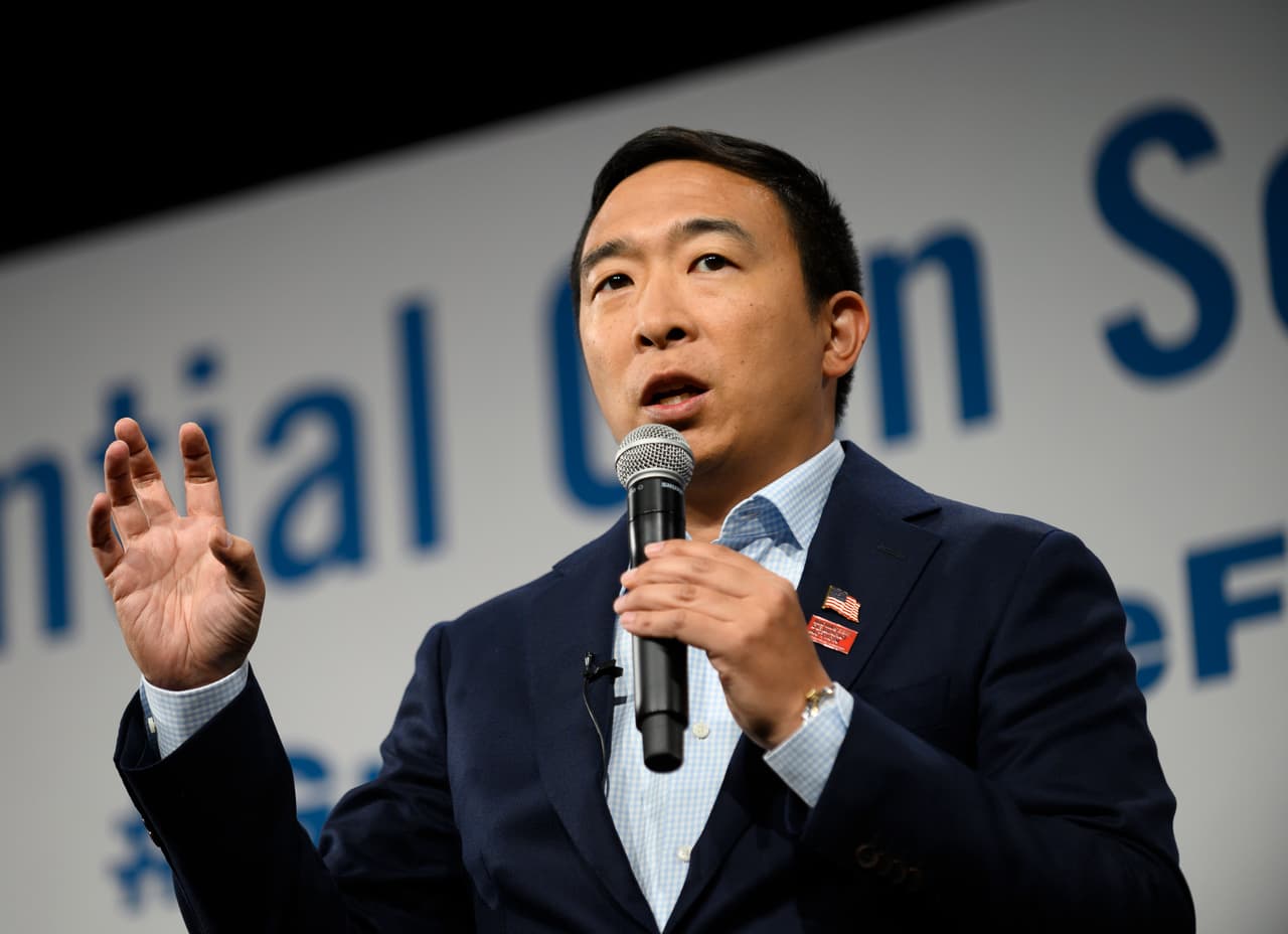 <b>ANDREW YANG, emprendedor y filántropo</b>. La campaña de Yang se basa en la creación de un ingreso universal de 1,000 dólares al mes para cada adulto estadounidense. Otras de sus propuestas incluyen buscar apoyo de empresas para reducir las emisiones de carbono y desarrollar tecnología renovable. Apoya el aumento del salario mínimo a 15 dólares la hora pero no comparte la idea de cargar con más impuestos a las personas con más recursos. Está a favor de incrementar el salario a los maestros y, en inmigración, que se debe utilizar tecnología para garantizar la seguridad fronteriza en lugar de un muro, y que se debe priorizar la deportación de criminales y personas que representen una amanaza a la seguridad nacional.