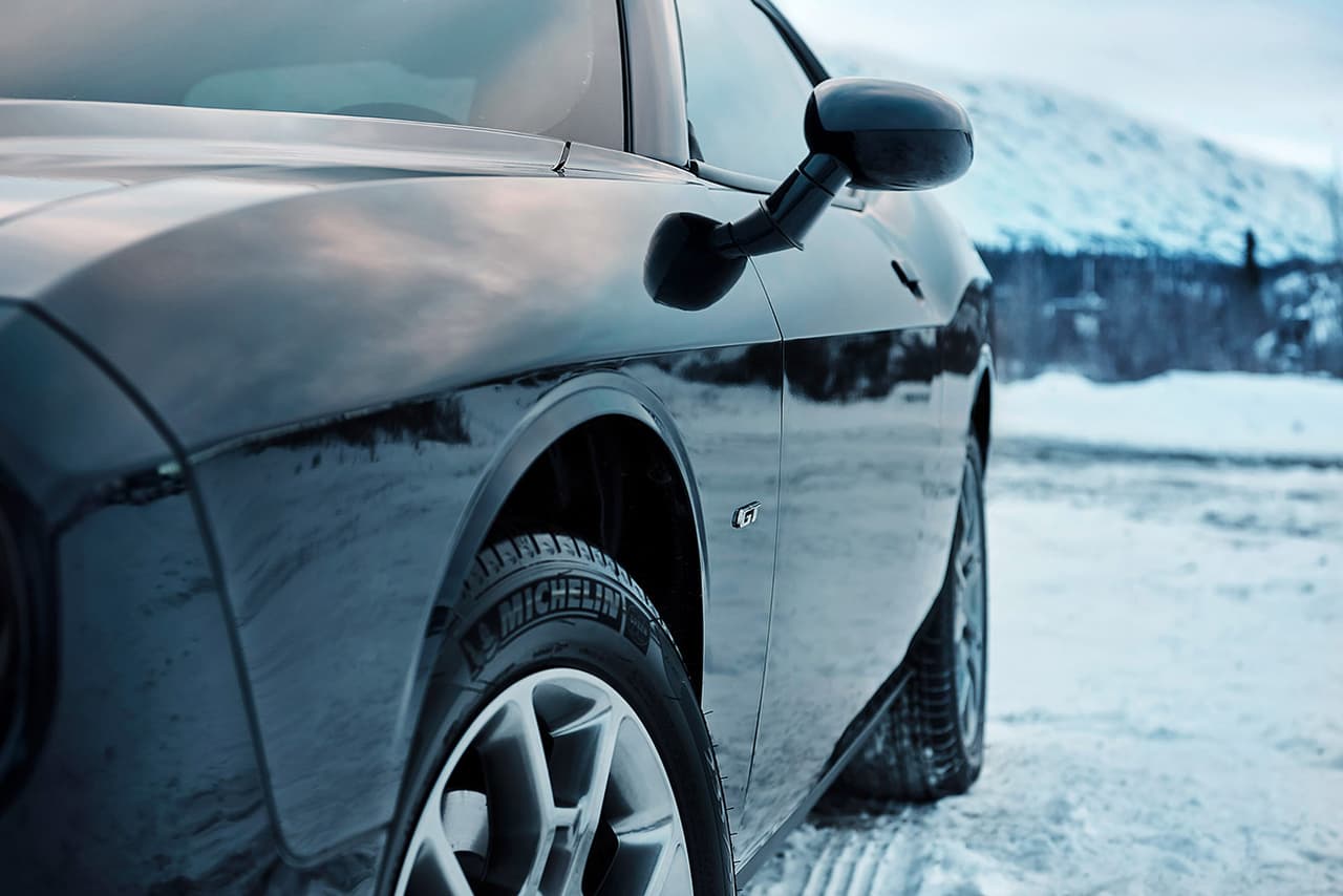 El Challenger GT 2017 lleva 
<b>rines de aluminio de 19 pulgadas</b> (48 cm), con un acabado en Hyper Black y 
<b>llantas P235 / 55R19 BSW</b> 'All Weather', es decir, para todo tipo de clima.