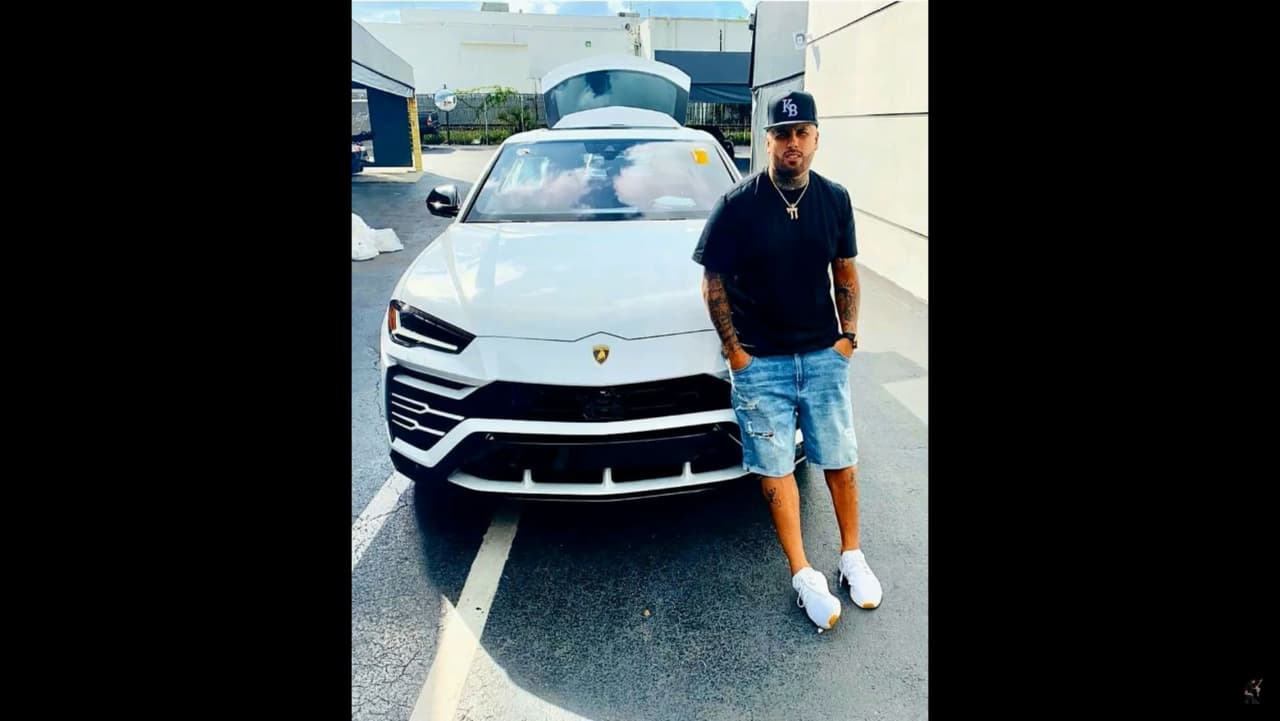 Nicky Jam compartió un video en Youtube y en sus redes sociales recibiendo su nueva camioneta. Pero esta no es una camioneta cualquiera…es la nueva fabricada por 
<b><a href="https://www.univision.com/temas/lamborghini" target="_blank">Lamborghini</a></b>, el fabricante italiano de superdeportivos.