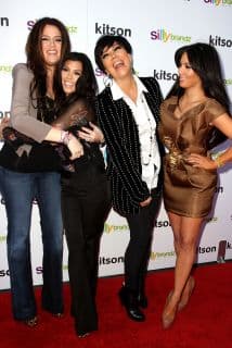 “Admiro la capacidad de mercadeo de 
<b><a href="https://www.univision.com/entretenimiento/kris-jenner-reacciona-a-las-crisis-de-kanye-west-y-khloe-kardashian-sobrevive-con-vodka-fotos">su madre (Kris Jenner)</a></b>, es una 
<b>genio explotadora, pero innovadora</b>. Esta familia me hace sentir realmente desesperada por reducir a las mujeres” agregó en el mensaje que ya tiene más de 17,000 ‘me gusta’.