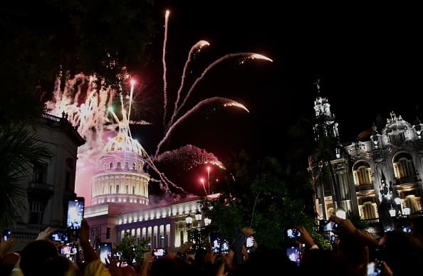 Además del espectáculo de luces, se desplegaron dos enormes carteles con las leyendas “500 Habana” y “Viva Fidel”, en alusión al fallecido expresidente y máximo líder de la Revolución cubana.
<br>