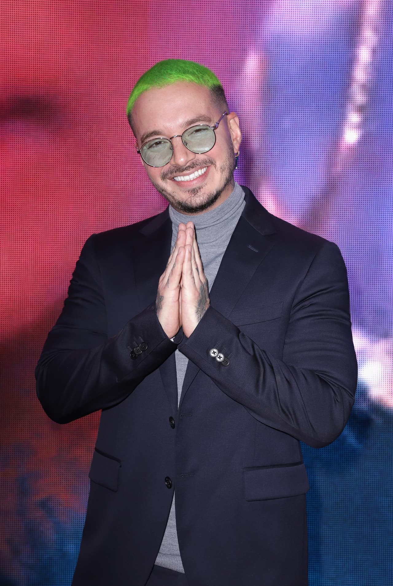 El cantante colombiano J Balvin se presentó con un atuendo muy discreto al desfilar por la alfombra roja de Latin GRAMMY 2018.