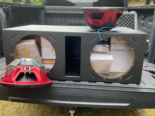 Una parada de tráfico por una infracción terminó con el arresto de dos hombres el jueves 23 de junio a las 11:23 a.m. en la autopista U.S. 264 en el condado de Nash, Carolina del Norte. Un oficial canino detectó drogas en las cornetas de la camioneta.