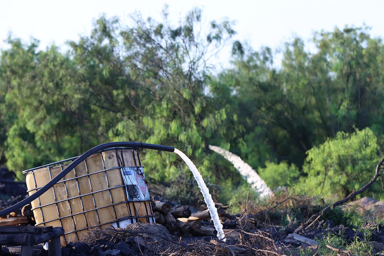 Trabajos de bombeo de agua en la mina colapsada en Coahuila.
