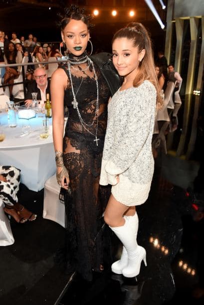 Rihanna y Ariana Grande lucieron muy felices tras bastidores.