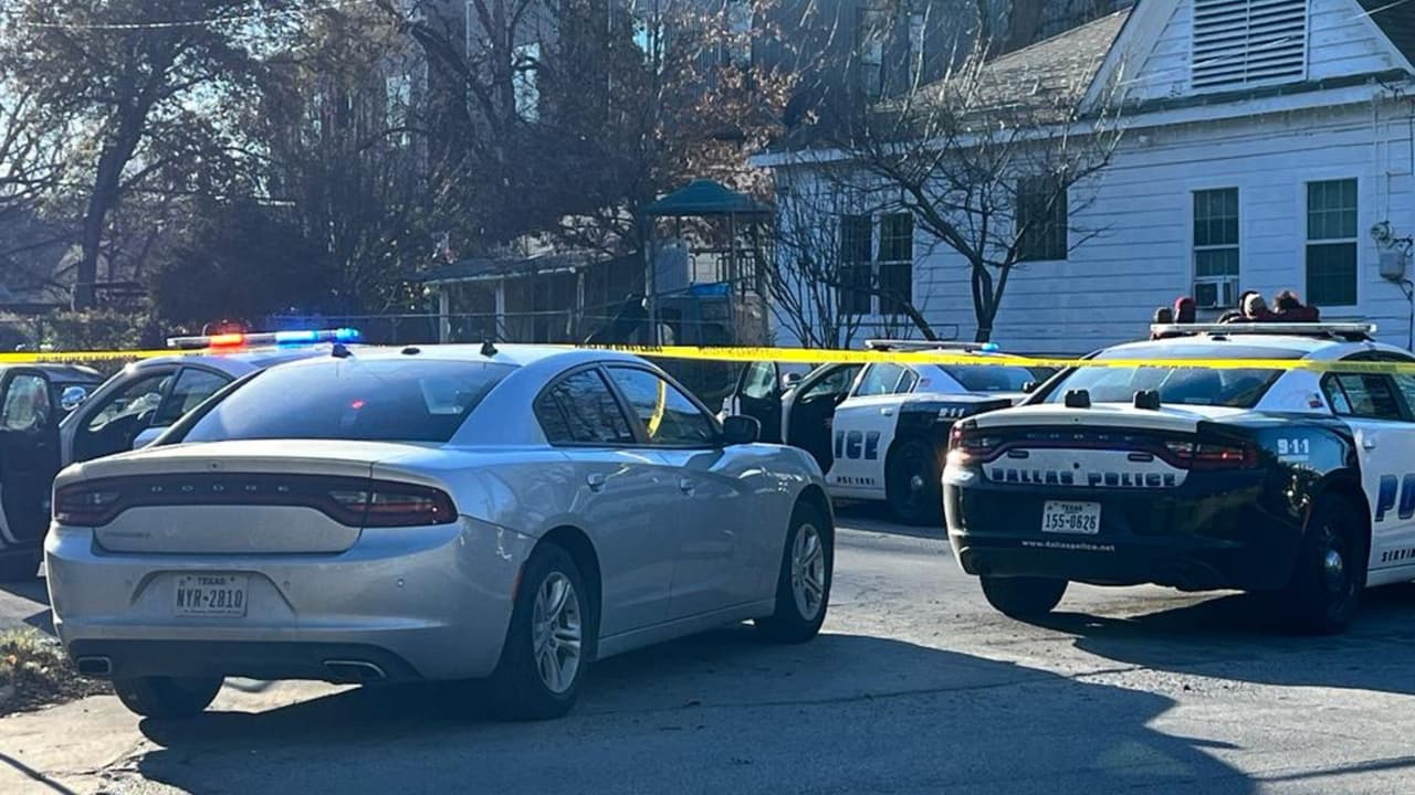 Movimiento policial en el este de Dallas, Texas, luego de recibir el informe de un tiroteo la tarde del miércoles.