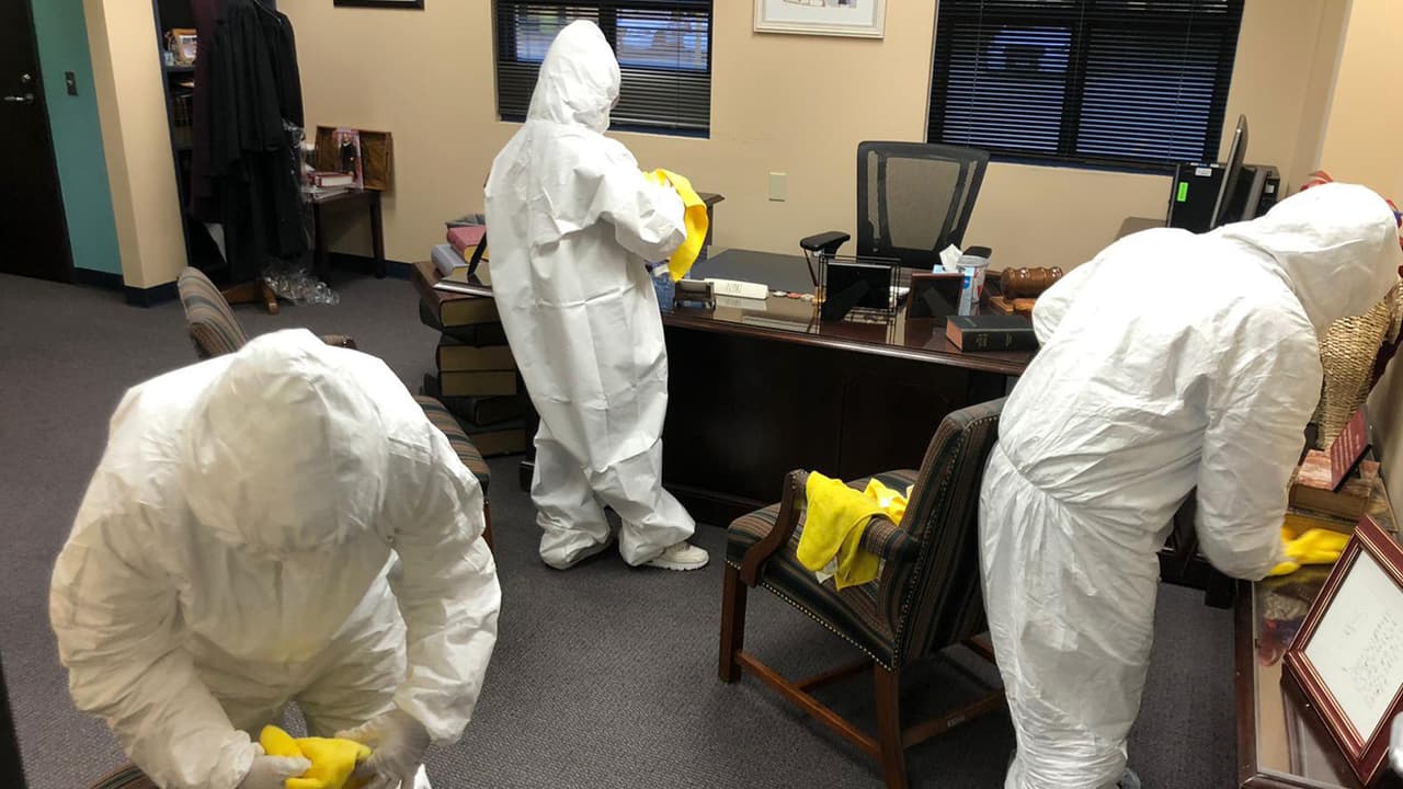 El coronavirus no detiene el trabajo de los empleados encargados de limpieza de la compañía Alex Melgar que ofrece servicio a empresas privadas, de gobierno y organizaciones sin fines de lucro.