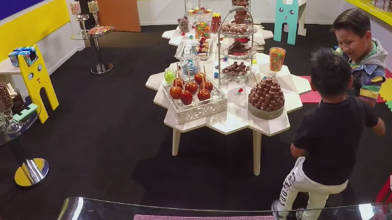 Trató de evitar que su compañero comiera sin permiso los dulces, pero su esfuerzo fue ignorado e incluso dijo querer irse con su mamá. La broma provocó el llanto de Giovani.