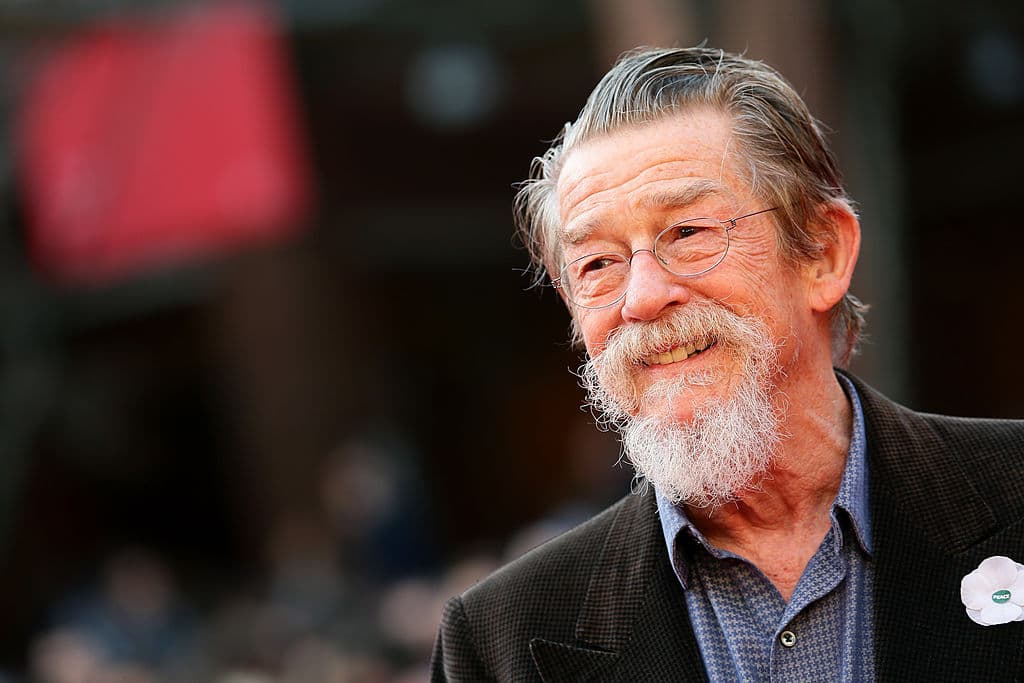 John Hurt fue el encargado de ser Ollivander en dos películas: 'La Piedra Filosofal' y 'Las Reliquias de la Muerte Parte II'. Murió en el 2017 a los 77 años y la propia J.K. Rowling se despidió de él a través de una publicación en Twitter: “Es muy triste escuchar que el inmensamente talentoso y profundamente amado John Hurt ha muerto. Mis pensamientos están con su familia y amigos”.
<br>