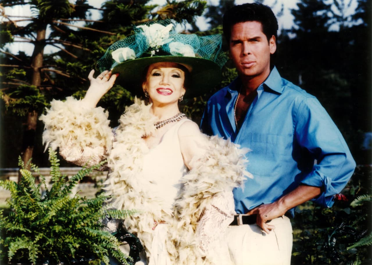 Roberto Palazuelos también se ha ganado su lugar como villano en las telenovelas con sus actuaciones en 'Amada enemiga' (1997), 'Carita de ángel' (2000), 'Salomé' (2001), 'Niña amada mía' (2003), 'Apuesta por un amor' (2004), 'Mi vida eres tú' (2006) y 'Bajo las riendas del amor' (2007).