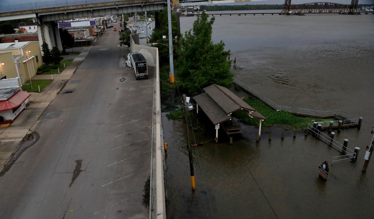 Una de las poblaciones que pueden verse más afectadas en Louisiana por su ubicación es Morgan City, una localidad de 12,000 habitantes próxima a la costa del Golfo de México. En la fotografía la barrera cerca del Puente Long-Allen en Morgan City, continúa protegiendo viviendas y negocios del área a medida que las aguas se elevan en el Río Atchafalaya. De acuerdo al alcalde de Morgan City, Frank Grizzaffi, al menos el 50% de los habitantes se encuentran sin electricidad.