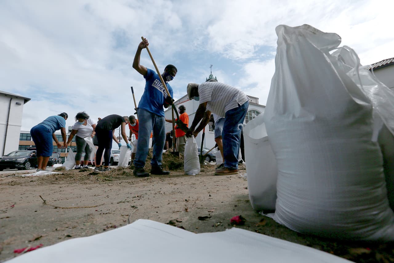 Voluntarios llenan bolsas con arena para preparar la ciudad para una posible inundación en Nueva Orleans, Louisiana. Esta ciudad fue arrasada por el 
<a href="https://www.univision.com/noticias/a-ocho-anos-del-devastador-huracan-katrina-fotos">huracán Katrina</a>, que rompió diques e inundó gran parte de la costa de Mississippi y dejó unas 1,800 personas fallecidas después de tocar tierra el 29 de agosto de de 2005.
<br>