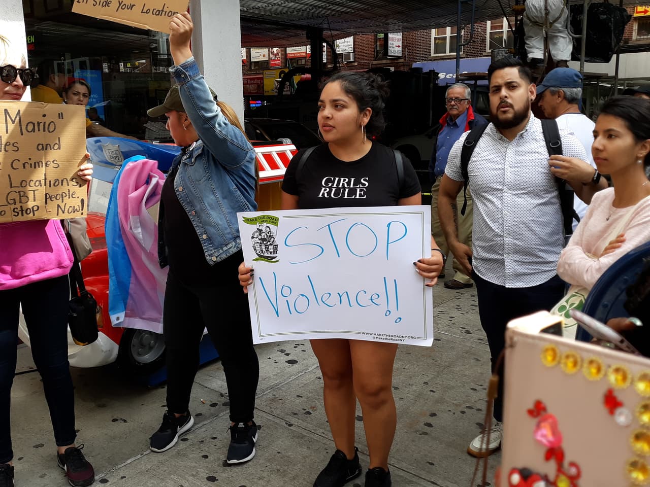 "Que pare la violencia", dice el cartel de esta joven activista de Make the Road NY.