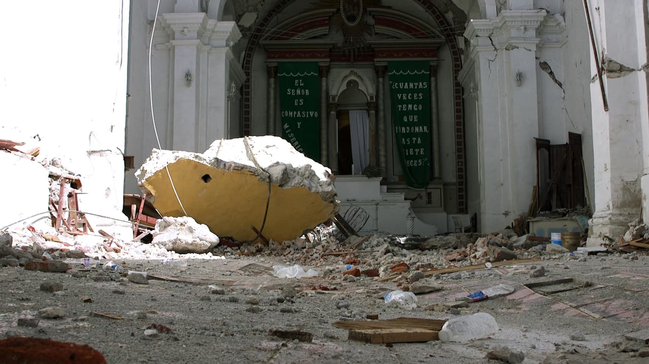 Buena parte del techo y una gran roca que sostenía la cúpula se desprendieron, y tapiaron a doce personas.