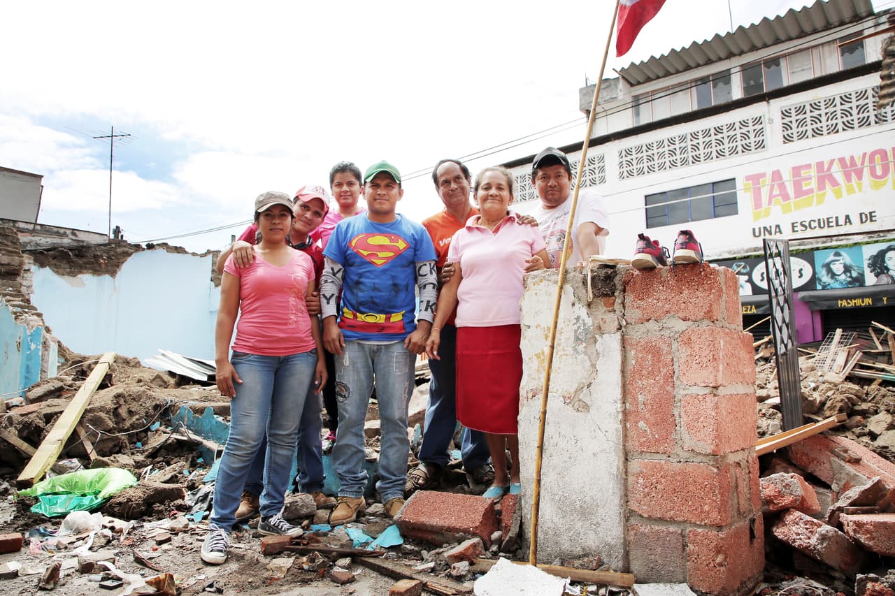 De la casa de adobe de la familia Quintero Nava, edificada por los abuelos hace sesenta años, solo quedó en pie el viejo anafre donde guisaban antes de tener cocina a gas. Allí vivían Jesús Quintero, Hilda Nava, sus cuatro hijos, una nuera, un yerno y un nieto. La única que estaba en la casa durante el terremoto era Wendy, una de las hijas, que puso al fuego unos frijoles y en ese minuto empezó a temblar. Pudo salir a tiempo pero se devolvió: "Empezó a oler a gas y me metí. Dije: 'Pues, Dios no lo quiera, que otra cosa vaya a explotar o algo'. Cerré el gas y me salí”.
<br>