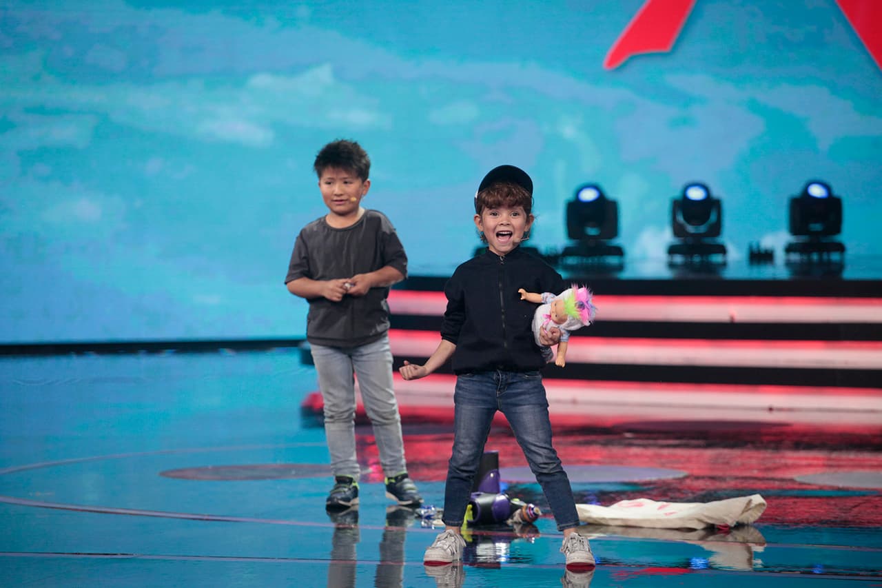 Y pues ya entrados en el escenario, volvió a gritar: "¡Arriba las Chivas!".