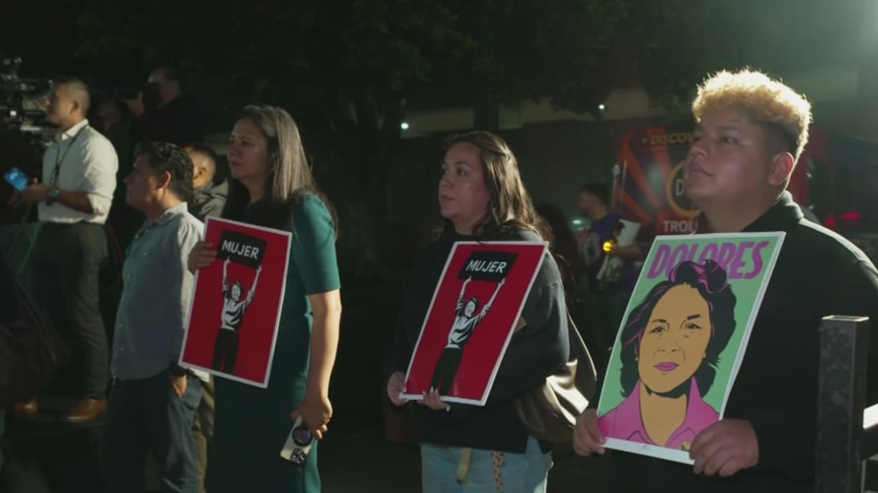 Realizan vigilia y colocan altar en honor a la histórica activista Dolores Huerta frente a mural en Los Ángeles