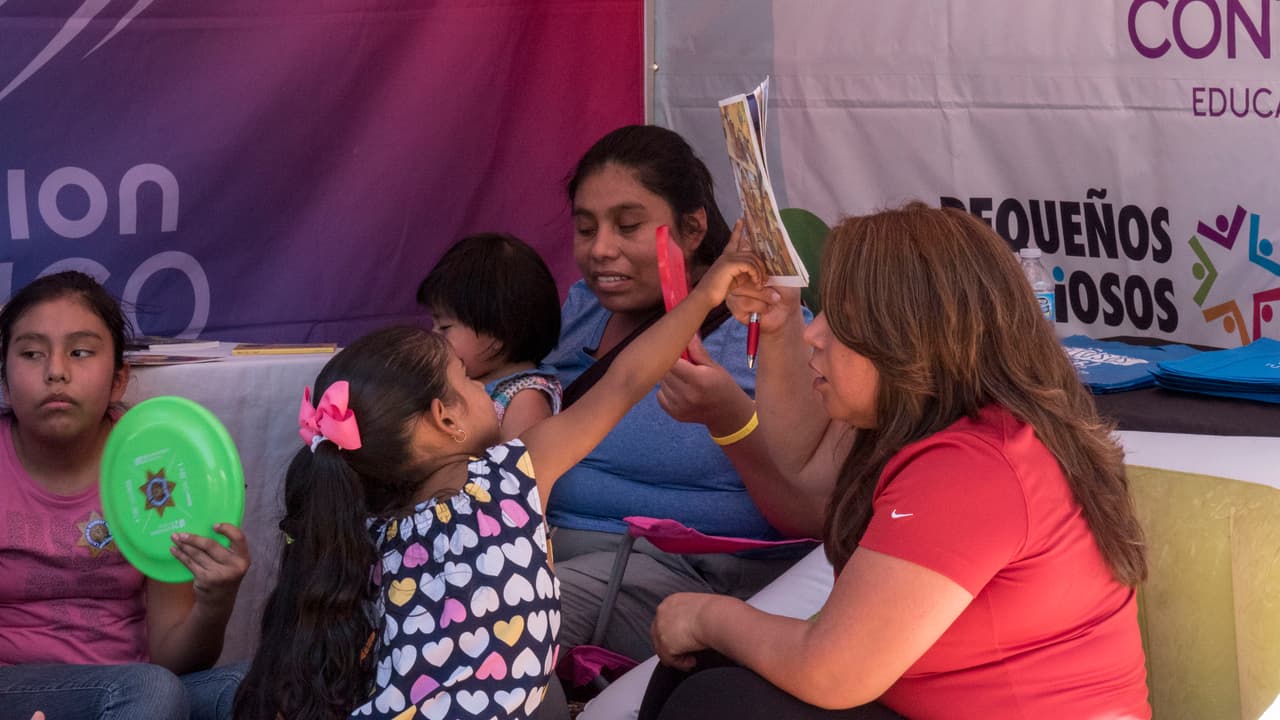 Familias del valle central visitaron los parques temáticos Playland y Storyland para disfrutar del Día de la Familia en Fresno.
