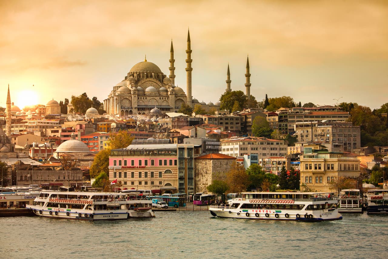 <h3 class="cms-H3-H3">3. Estambul, Turquía</h3>
<br>
<br>La antigua Constantinopla ofrece una experiencia única para los turistas, que pueden visitar el punto de unión entre Europa y Asia mientras pasean por las milenarias calles de la ciudad. Visitar los bazares, los cafés, Santa Sofía o la Mezquita Azul son solo algunos de los atractivos que ofrece.
<br>