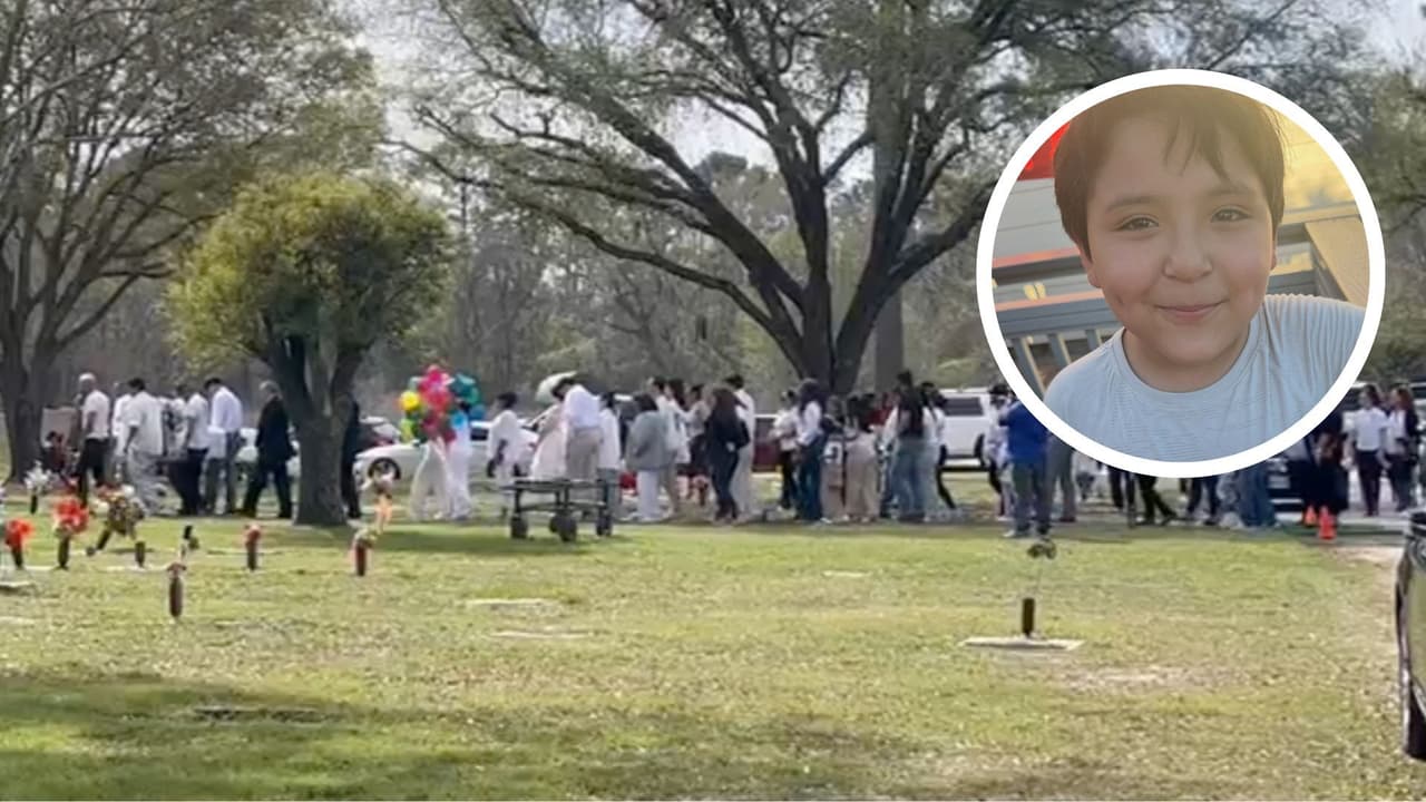 Familiares y amigos se reunieron durante la tarde del 13 de marzo para darle el último adiós al niño 
<b><a href="https://www.univision.com/local/houston-kxln/eren-rivera-nino-muere-escuela-houston" target="_blank">Eren Rivera, el hispano de 7 años que murió en la Escuela Primaria Epps Island</a></b>, del Distrito Escolar de Klein.