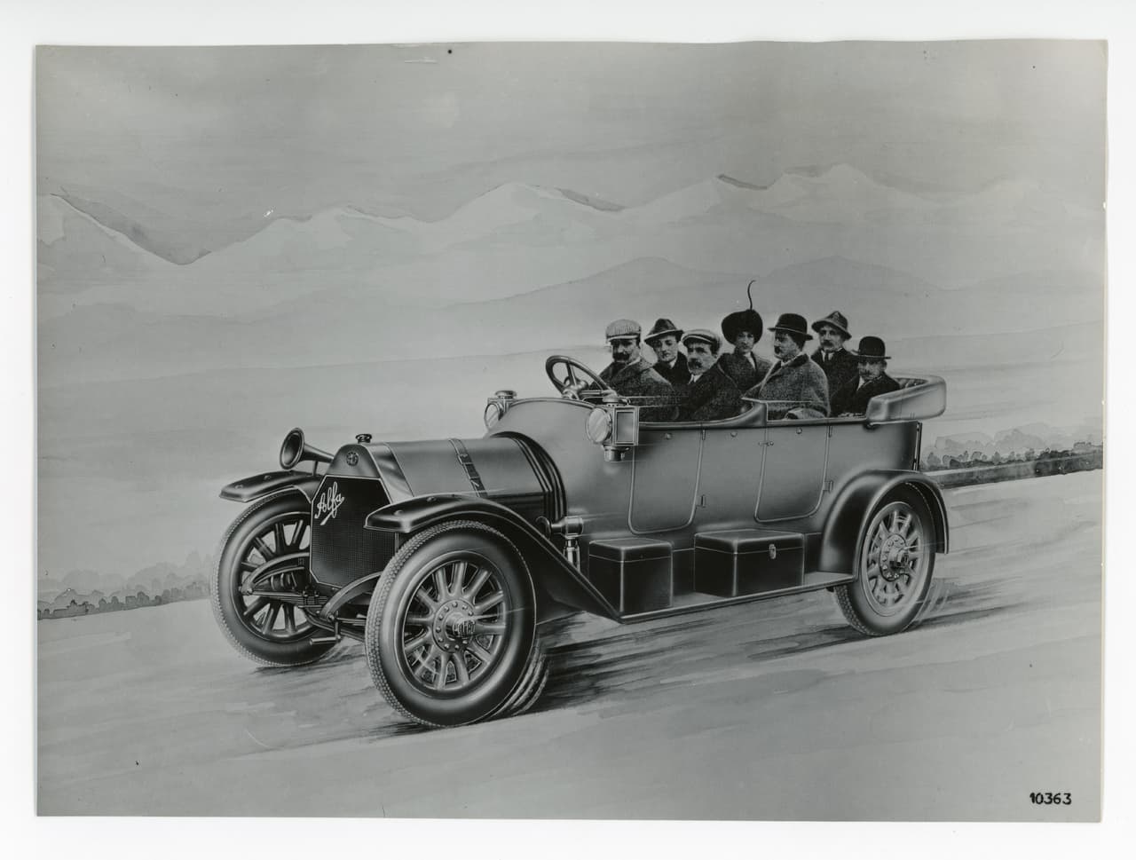 El primer vehículo de A.L.F.A. fue el 24HP fue diseñado por Giuseppe Merosi. Se le ve en esta imagen conduciendo su creación.