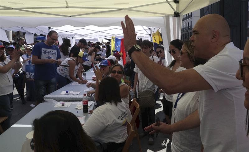 El periodista y exsecretario de la plataforma opositora Mesa de la Unidad Democrática (MUD), Jesús Torrealba, saluda tras votar en la madrileña Puerta del Sol donde se ha instalado uno de los puntos de votación para la consulta popular convocada por la Asamblea Nacional venezolana.