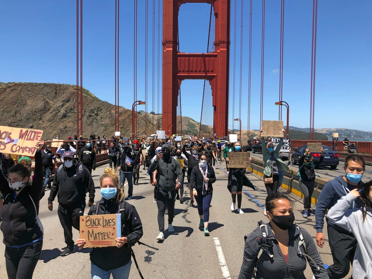Este sábado, cientos de personas marcharon sobre el puente Golden Gate, uno de los puntos más simbólicos de la ciudad de San Francisco.