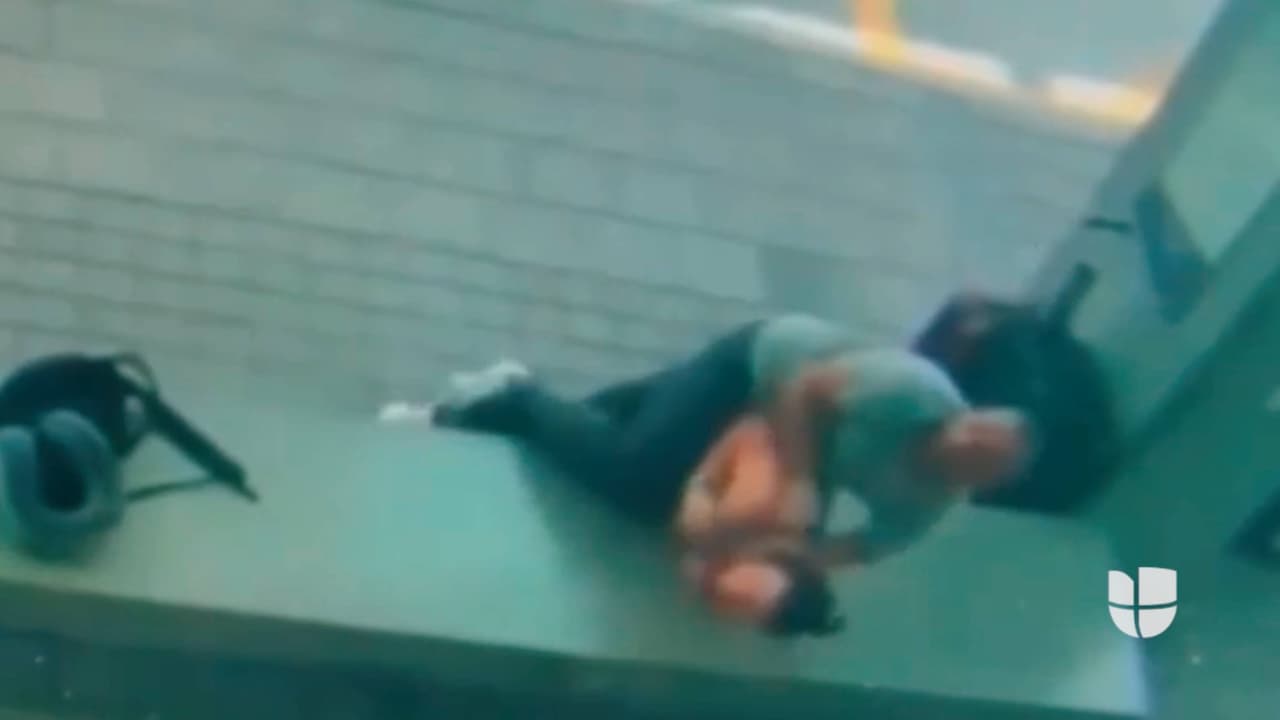 Video: sospechoso intenta estrangular a una mujer con los cordones de los zapatos 