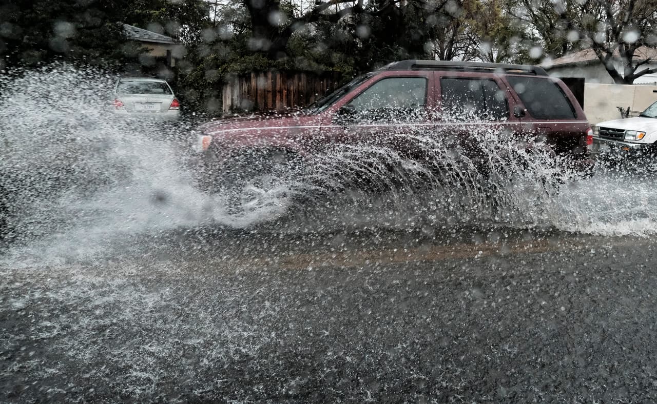 Las lluvias inundaron calles y autopistas en la zona.