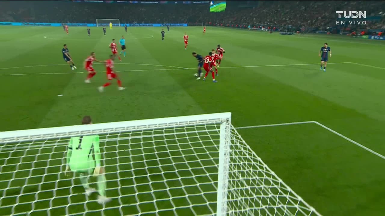 ¡GOL!  anota para Paris Saint-Germain. João Neves